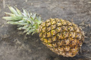 Tropik yaz meyvesi, arka planda ananas.