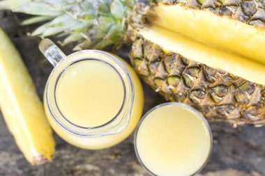 Köy tahtasında bir sürahi ananas suyu, diyet ve sağlıklı içecek konsepti.