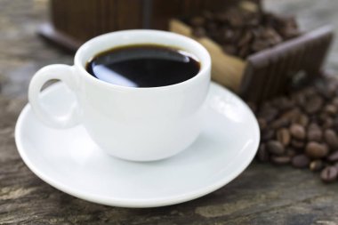 Kahve öğütücüsü ve kahve fincanı.
