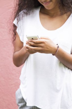 Cep telefonu kullanan Afro genç kadın