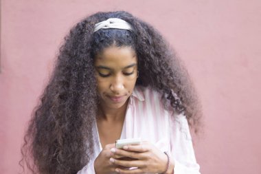 Afrikalı kadın cep telefonunu kullanarak