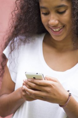 Cep telefonu kullanan Afro genç kadın