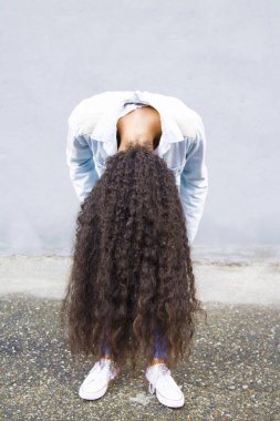 Saçları aşağı afro kız