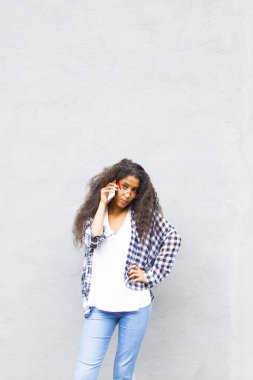 cep telefonu kullanarak afrikalı amerikalı kız