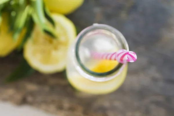 Domácí Osvěžující Letní Limonádový Nápoj Plátky Citronu Led Zavařovačkách — Stock fotografie