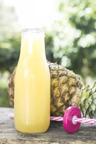 素朴な木の上のパイナップルジュース 食事と健康の概念 — ストック写真