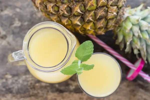 トロピカルパイナップルジュース食事と健康の概念 — ストック写真