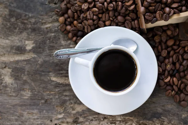 Espresso Kaffeetasse Mit Bohnen Auf Vintage Tisch — Stockfoto