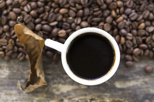 Tasse Kaffee Auf Kaffeebohnen Aus Nächster Nähe — Stockfoto