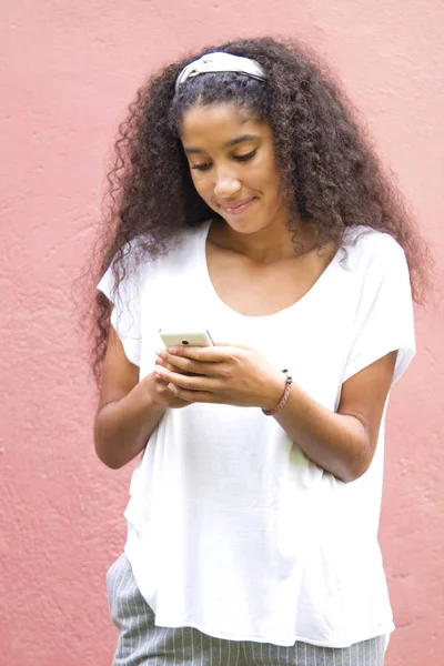 Afro Jovem Usando Telefone Celular — Fotografia de Stock