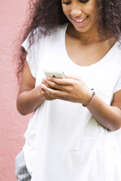 Afro Młoda Kobieta Pomocą Telefonu Komórkowego — Zdjęcie stockowe