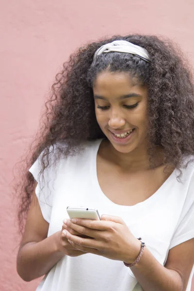 Africano Americano Menina Usando Seu Telefone Celular — Fotografia de Stock