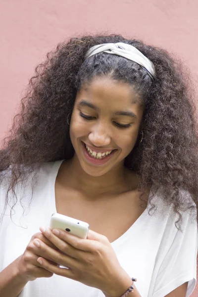 Afroamerykanka Korzystająca Telefonu Komórkowego — Zdjęcie stockowe