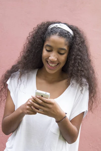 Afroamerykanka Korzystająca Telefonu Komórkowego — Zdjęcie stockowe