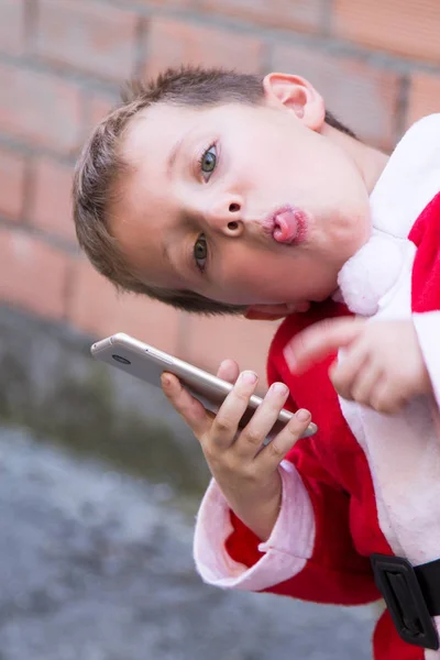 Αγόρι Ντυμένος Άγιος Βασίλης Προεξέχει Από Γλώσσα Του Και Κινητό — Φωτογραφία Αρχείου