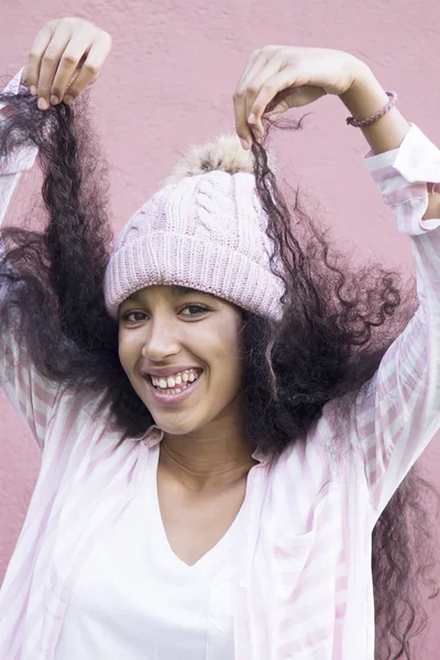 Mujer Afroamericana Con Sombrero Lana Tirando Pelo —  Fotos de Stock