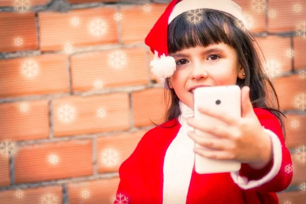 Dziewczyna Przebrany Mikołaj Robi Selfie Telefonu Komórkowego — Zdjęcie stockowe