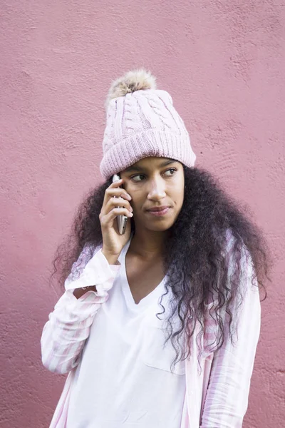 Afro Dívka Mluví Mobilním Telefonem — Stock fotografie