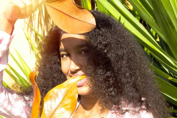 Ormanda Yaprakları Ile Afrikalı Amerikalı Kız Portresi — Stok fotoğraf