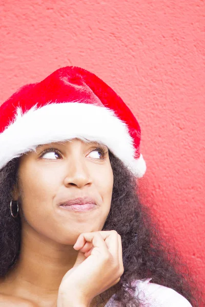 Afrikansk Amerikansk Flicka Med Jultomten Hatt Tänkande — Stockfoto