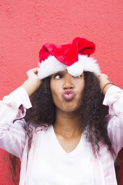 Afro Ung Kvinna Med Jultomten Hatt — Stockfoto