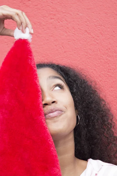 Unga Afro Kvinna Leker Med Jultomten Hatt — Stockfoto