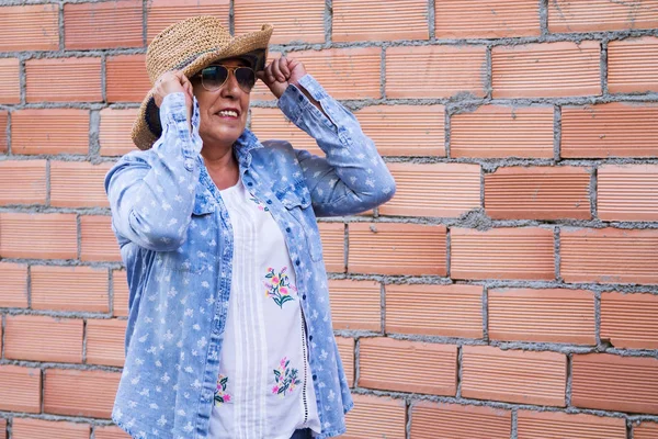 Portrait Senior Woman Hat Sunglasses Brick Wall — Stock Photo, Image