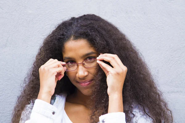 Gözlüklü Afro Kız — Stok fotoğraf