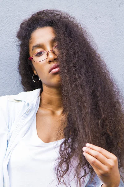 Enojado Afro Chica Tirando Pelo —  Fotos de Stock