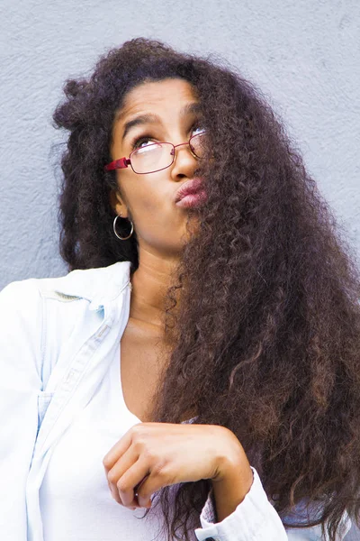 Chica Afro Enojado Con Gafas —  Fotos de Stock