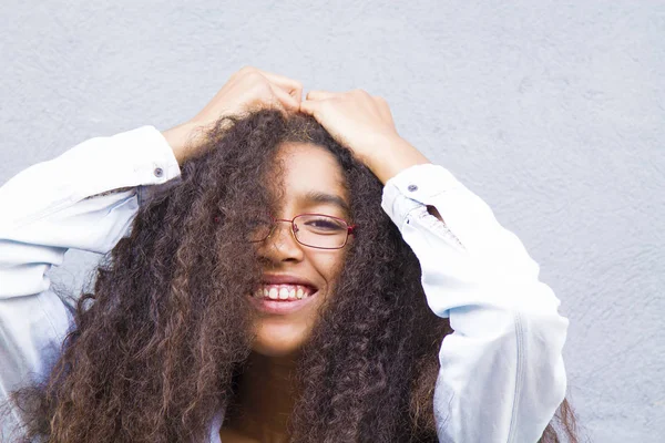 Portrét Usmívajícího Dívky Afro — Stock fotografie