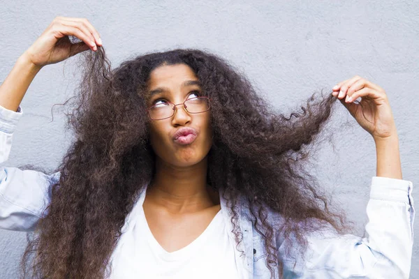 Enojado Afro Chica Tirando Pelo —  Fotos de Stock