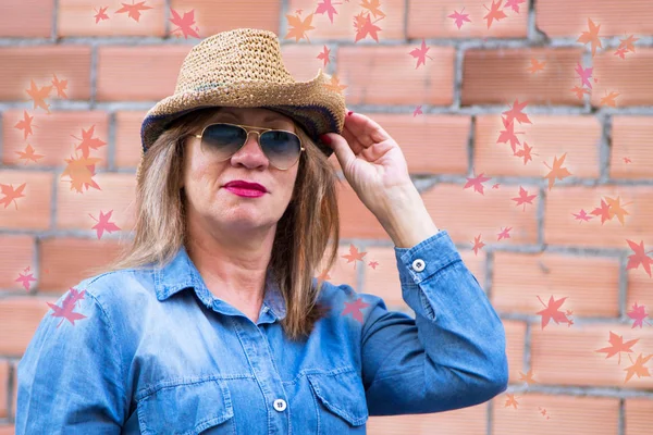 Portrait Senior Woman Sunglasses Straw Hat Jeans — Stock Photo, Image