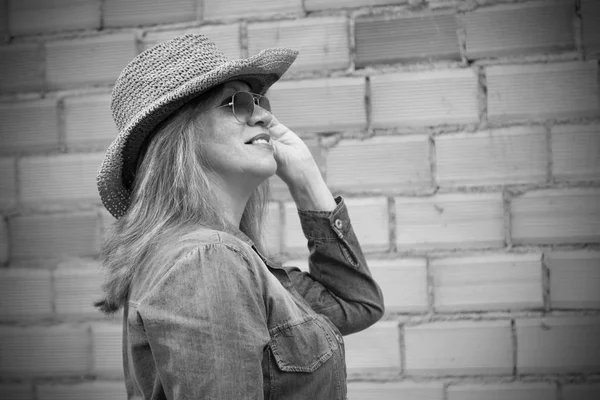 Retrato Mulher Idosa Com Óculos Sol Chapéu Palha Jeans — Fotografia de Stock