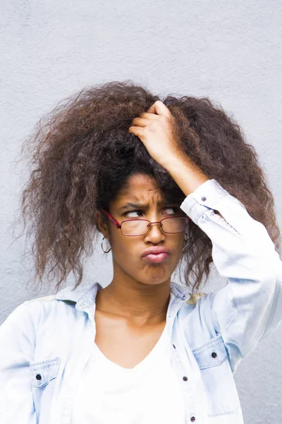 Θυμωμένη Άφρο Κορίτσι Τραβώντας Μαλλιά Της — Φωτογραφία Αρχείου