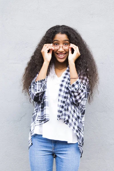 Mujer Afroamericana Con Gafas Tirando Del Pelo —  Fotos de Stock