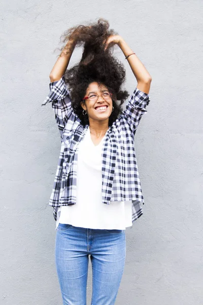 Афроамериканець Жінка Окуляри Потягнувши Волосся — стокове фото