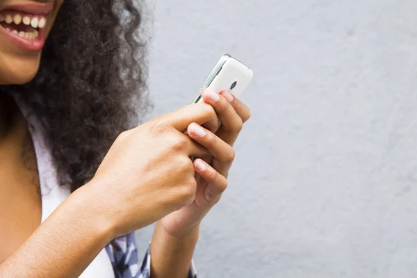 Afro Dziewczyna Jej Telefon Komórkowy — Zdjęcie stockowe
