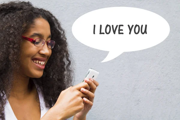 Menina Afro Com Seu Telefone Celular Enviando Mensagens Amor — Fotografia de Stock