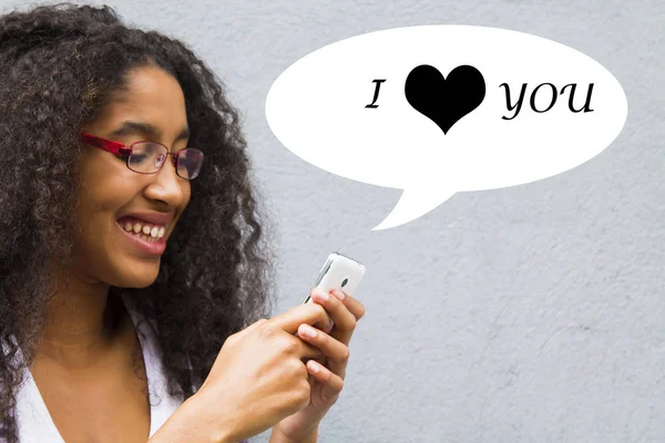 Menina Afro Com Seu Telefone Celular Enviando Mensagens Amor — Fotografia de Stock