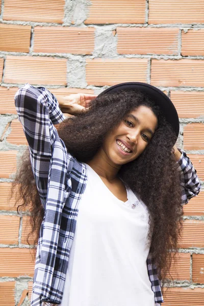 Portrét Afro Dívky Cihlové Stěně — Stock fotografie