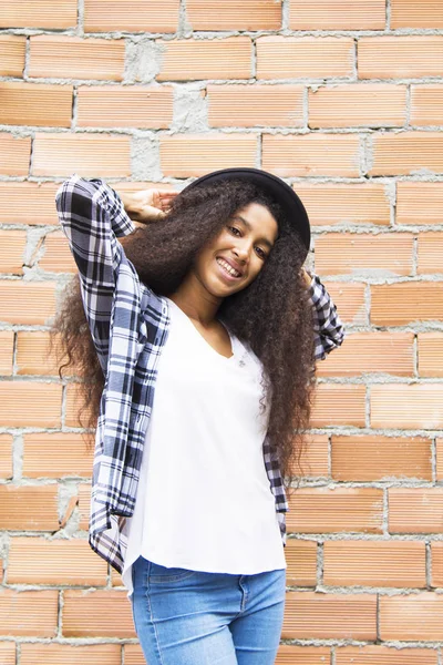 Retrato Mujer Afroamericana Negra Con Sombrero Con Fondo Pared Ladrillo —  Fotos de Stock