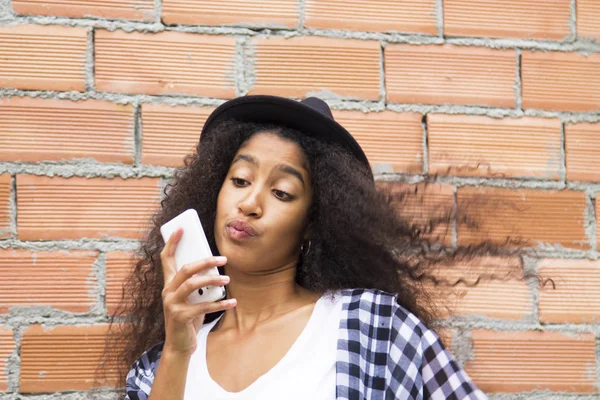 Preocupado Afroamericano Chica Viendo Teléfono Móvil —  Fotos de Stock