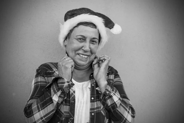 Seniorin Mit Weihnachtsmütze — Stockfoto