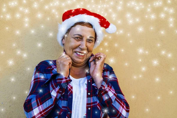 Seniorin Mit Weihnachtsmütze — Stockfoto