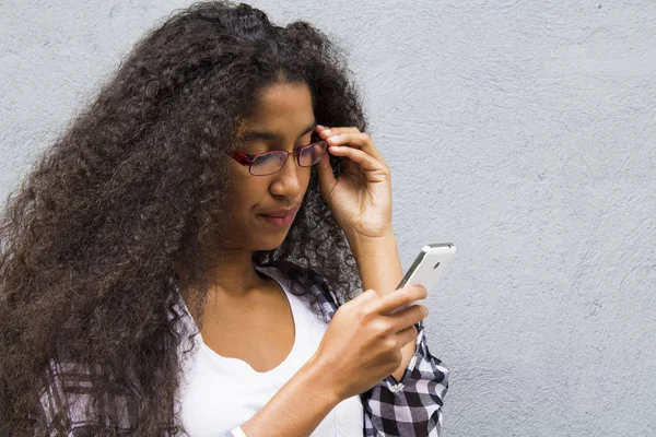 Afro Chica Con Teléfono Móvil —  Fotos de Stock