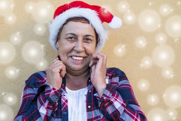 Porträt Einer Seniorin Mit Weihnachtsmütze — Stockfoto