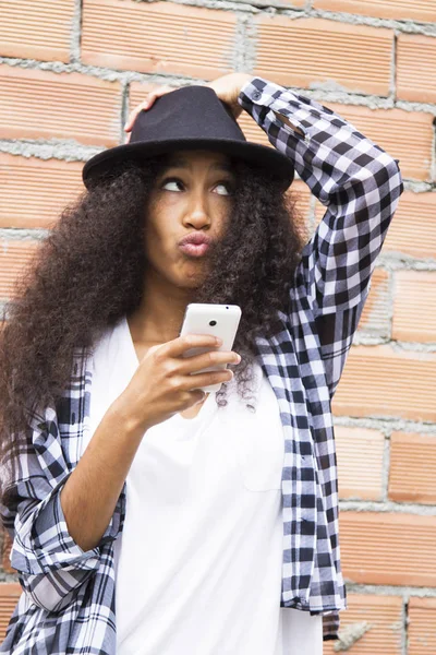 Afro Chica Con Sombrero Mirando Teléfono Celular —  Fotos de Stock