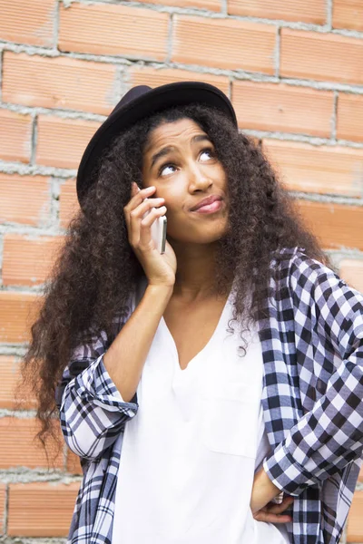 Chica Afroamericana Con Sombrero Hablando Con Teléfono Móvil —  Fotos de Stock