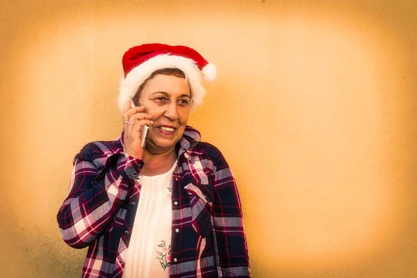 Seniorin Mit Weihnachtsmütze Und Handy — Stockfoto
